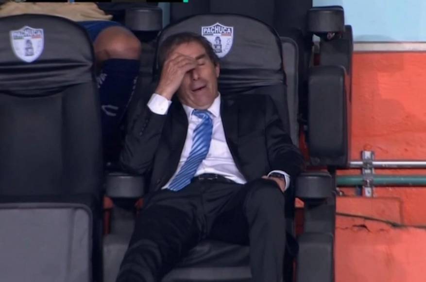 La frustración de Guillermo Almada. El técnico uruguayo del Pachuca se lamentó por la eliminación de su equipo ante Motagua.