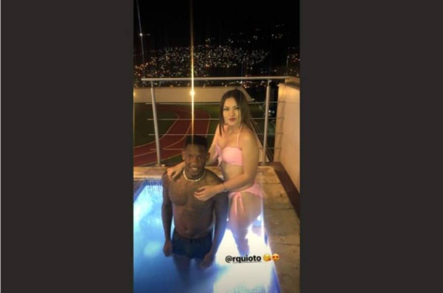 Romell Quioto estuvo acompañado en Tegucigalpa por su bella novia Malubi Diaz, quien lo consoló tras la dura derrota contra Brasil. La presentadora subió esta imagen a su Instagram.