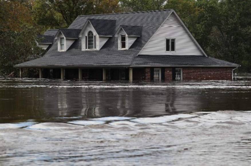 Más de una decena de ríos en Carolina del Norte estaban desbordados o amenazaban con subir a niveles críticos, y medio millón de hogares en las Carolinas seguían sin electricidad, según funcionarios de gestión de emergencias.