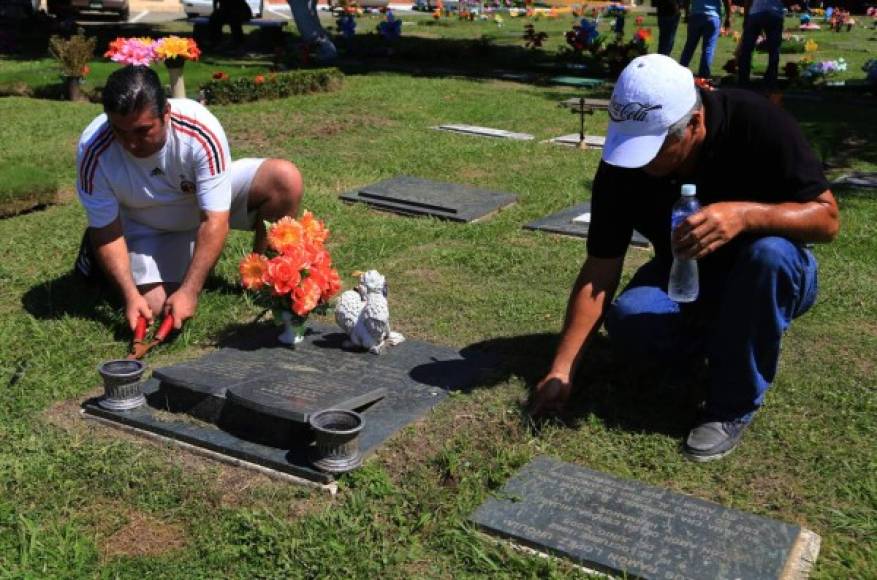 Desde tempranas horas del domingo, las familias hondureñas aprovecharon para asistir a los cementerios, arreglar a las tumbas y recordar a sus parientes fallecidos.