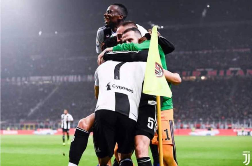 Cristiano Ronaldo celebrando el gol con sus compañeros de la Juventus. Foto @JuventusFC