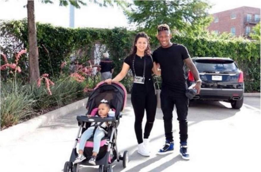 El problema aumentó para Romell Quioto ya que tras la demanda de Elsa Oseguera, el futbolista de la Selección de Honduras se divorció meses después de su esposa Kathleen Almendarez con quien tiene una hija.