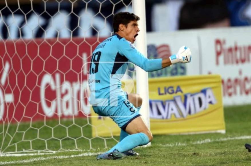 Jonathan Rougier celebra luego de pararle el penal a Jerry Bengtson.