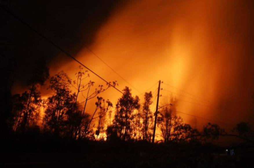 Alrededor de 2.000 personas han sido evacuadas de áreas residenciales que se encuentran en el camino de las coladas de lava y a causa de los humos tóxicos, y las autoridades han indicado que probablemente siga habiendo evacuaciones a medida que las fisuras avancen.