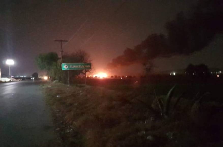 Mediante un comunicado, Pemex informó que personal especializado, en coordinación con autoridades de todos los niveles atendían el incendio en el ducto Tuxpan-Tula, en el kilómetros 226 en el municipio de Tlahuelilpan, Hidalgo, a donde se trasladó el titular de la Secretaría de Seguridad y Protección Cuidadana (SSPC), Alfonso Durazo.