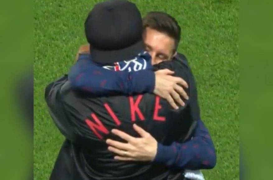 Messi y Ronaldinho se dieron un efusivo abrazo antes del inicio del PSG vs Leipzig. El argentino le guarda mucho cariño al crack brasileño.
