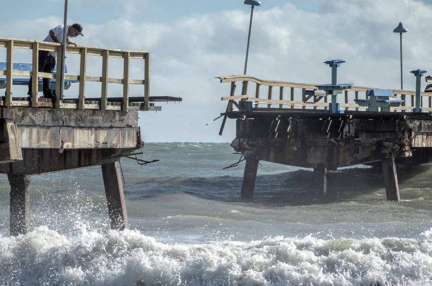 Gigantescas olas inundan Daytona Beach tras paso del huracán Nicole