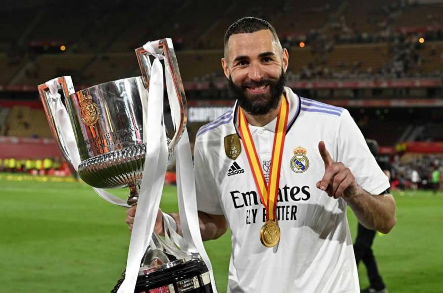 Karim Benzema posando con el trofeo de la Copa del Rey.