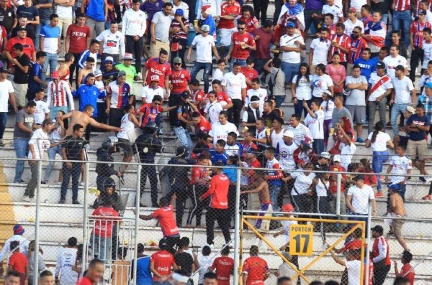 En el lado donde estaban los aficionados del Olimpia en el estadio Nacional se armaron disturbios.