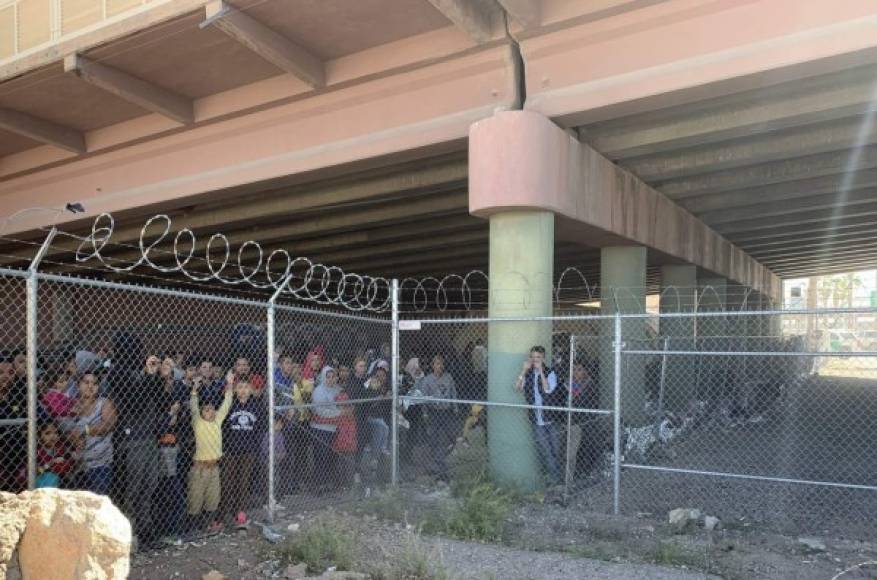 Ante la masiva llegada de inmigrantes centroamericanos a la frontera sur de Estados Unidos, la Patrulla Fronteriza improvisó un refugio debajo de un puente en El Paso, Texas, donde retuvo a cientos de indocumentados, entre los que se encontraban varias familias con niños, generando una oleada de críticas de organizaciones defensoras de los inmigrantes.