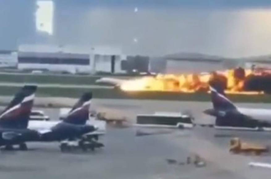 Un avión de pasajeros Sukhoi Superjet 100 que cubría una ruta entre Moscú y Murmansk se incendió después de haber aterrizado de emergencia.