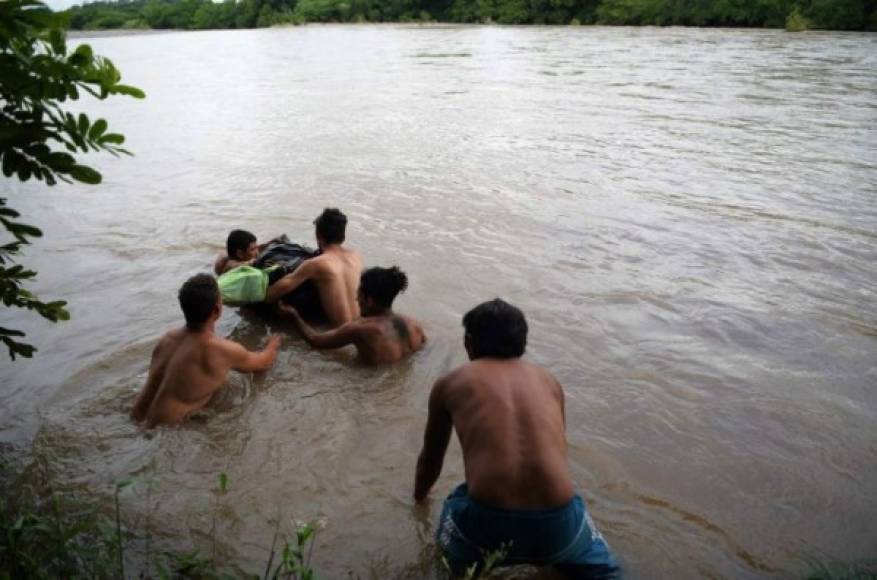 Los migrantes ingresaron a suelo salvadoreño usando un paso ilegal en la frontera distante un kilómetro del puesto fronterizo de El Amatillo, pero para hacerlo tuvieron que atravesar por las corrientes del río Goascorán.