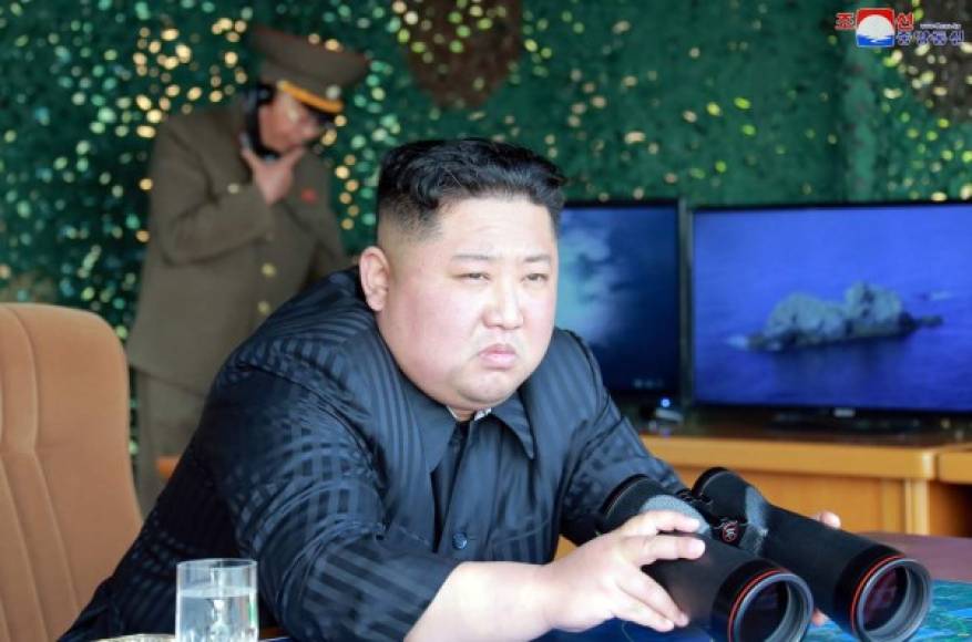 La nota informa de que Kim revisó los preparativos del disparo, y 'tras determinar el orden y el procedimiento de ataque de artillería, él dio la orden de fuego'.<br/>