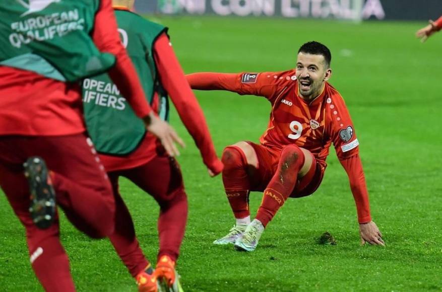 El hombre del partido, el héroe de Macedonia del Norte. Aleksandar Trajkovski marcó el gol que eliminó a Italia del Mundial de Qatar 2022 con su gol en el minuto 92 y así lo celebró.