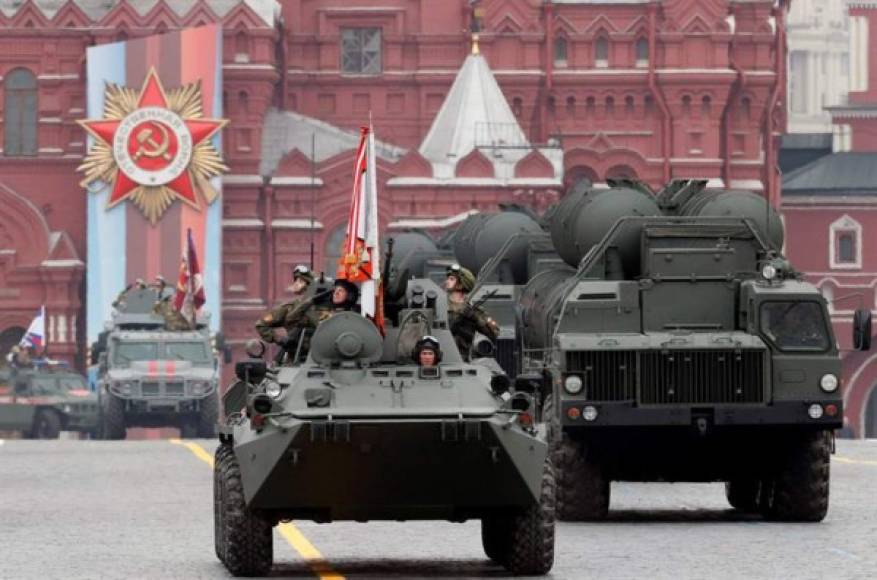 Como ya es tradición, la estrella de la parada fue el legendario tanque T-34, que hizo estragos en las filas alemanas durante la conocida en este país como Gran Guerra Patria, pero también tuvo protagonismo el tanque de nueva generación Armata.<br/>