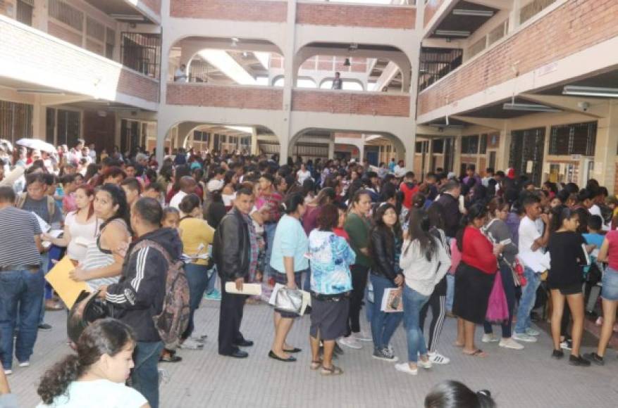 Del 2 al 6 de diciembre serán las matrículas en los centros educativos asignados por las direcciones departamentales. El Instituto Jesús Aguilar Paz de Tegucigalpa fue uno de los más concurridos.