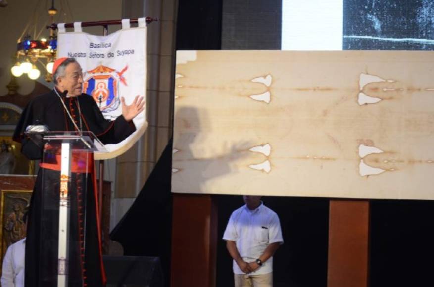 El Cardenal Óscar Andrés Rodríguez participó de los actos de inauguración de la exposición.