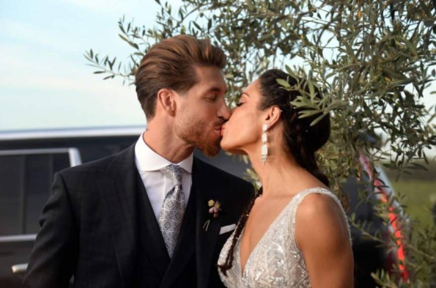 El apasionado beso de Sergio Ramos y Pilar Rubio tras casarse.
