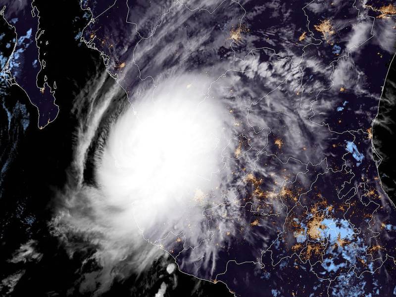 Roslyn dejará fuertes lluvias en gran parte de México tras tocar tierra en Nayarit como un ciclón de categoría 3.