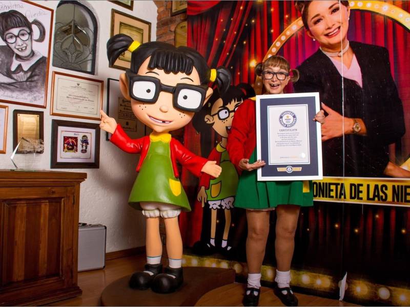 La actriz mexicana María Antonieta de las Nieves, “La Chilindrina”, posa con su reconocimiento.