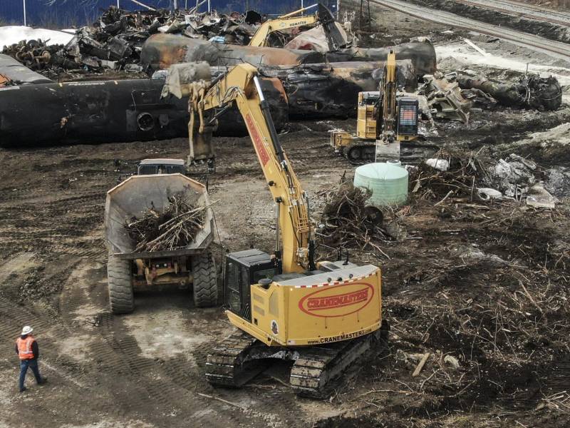 Material contaminado que se retira después del descarrilamiento de un tren de carga de Norfolk Southern en Ohio.