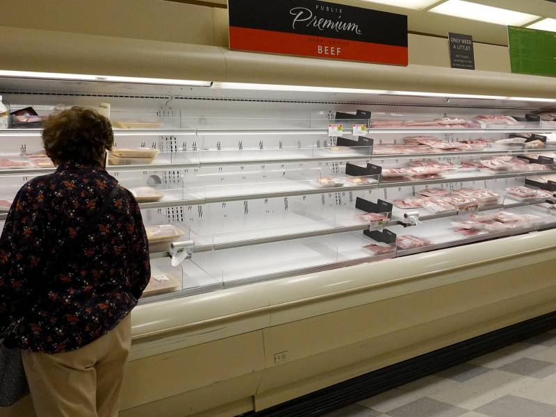 Los supermercados estadounidenses se observan vacíos por el desabastecimiento de productos ante los atascos en los puertos.