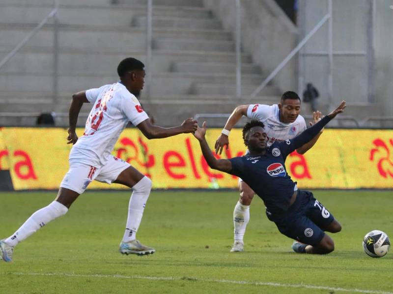 Carlos Mejía ante la marca de Mango Sánchez.