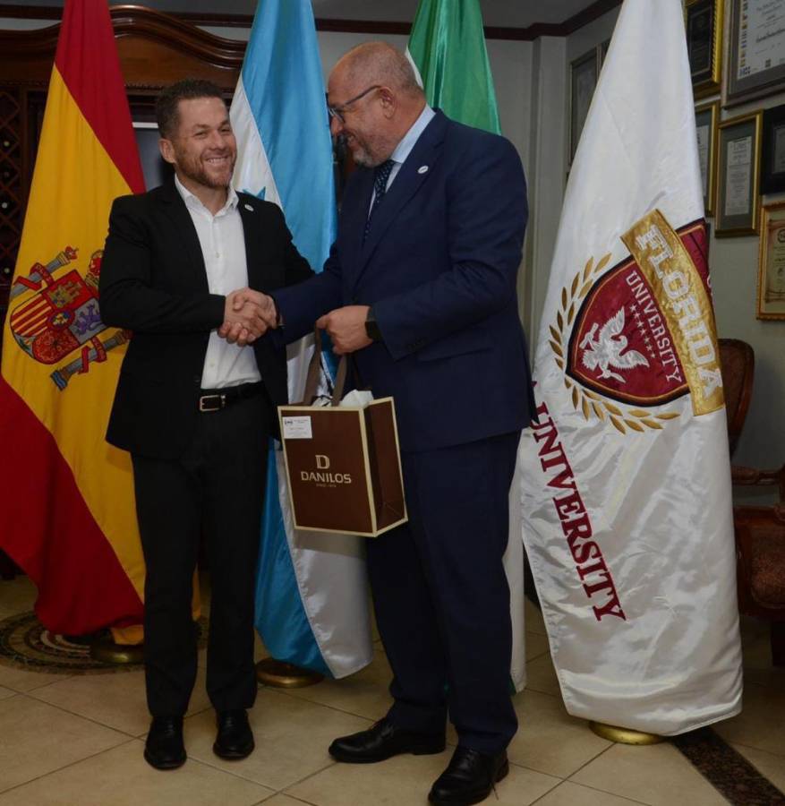 Imágenes de la firma de la alianza entre UTH y UCO de España.