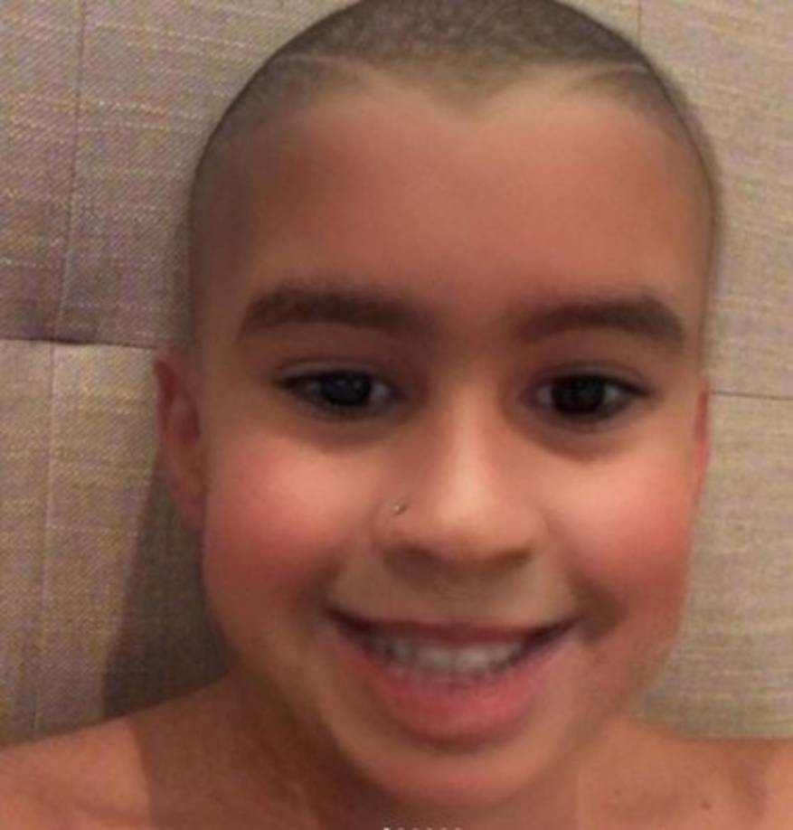 ¿En cúal me veo mejor?, escribió el cantante junto a esta foto en la que se mira como un niño.