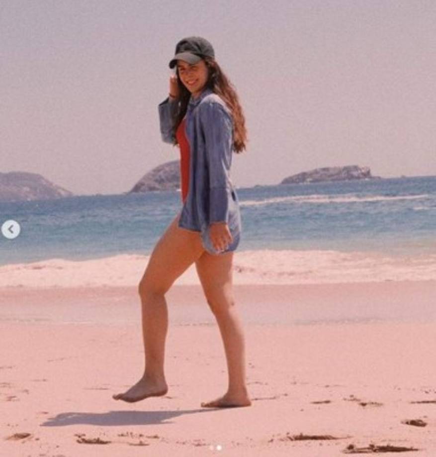 Paula también demostró que la belleza es de familia y se dejó ver luciendo un bikini de una pieza con una chaqueta encima.