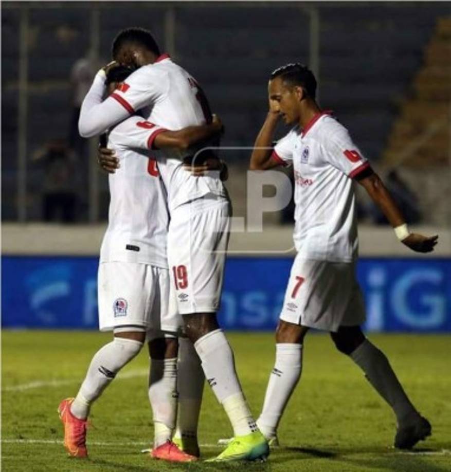 Yustin Arboleda, uno de los cambios de Pedro Troglio, se abraza con Edwin Rodríguez tras marcar uno de los dos goles que hizo para la remontada del Olimpia.