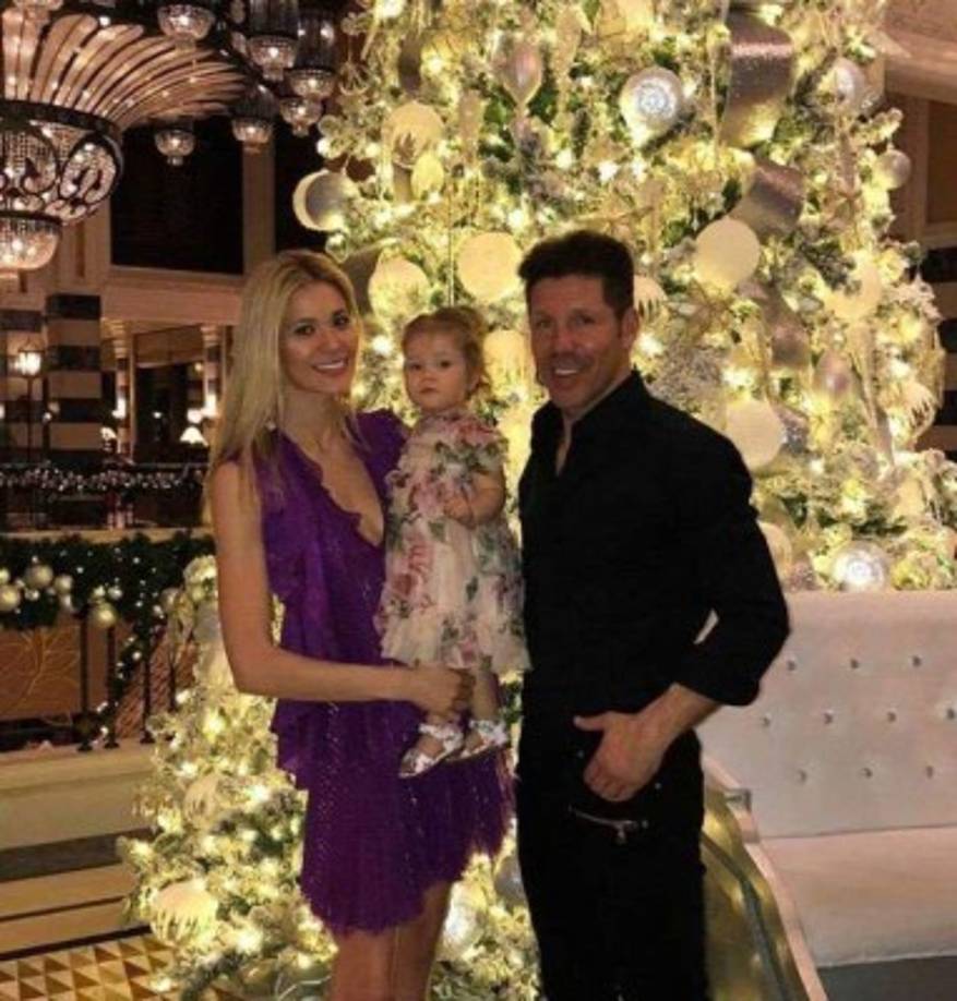 Diego Pablo Simeone, Carla Pereyra y al hija de ambos.