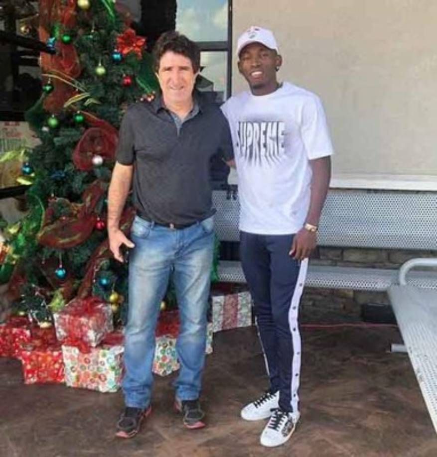 Alberth Elis: El delantero hondureño no se olvida de sus inicios y se encuentra en Honduras. El atacante del Houston Dynamo compartió esta foto con Héctor Vargas, un estratega que ha sido importante en su carrera.
