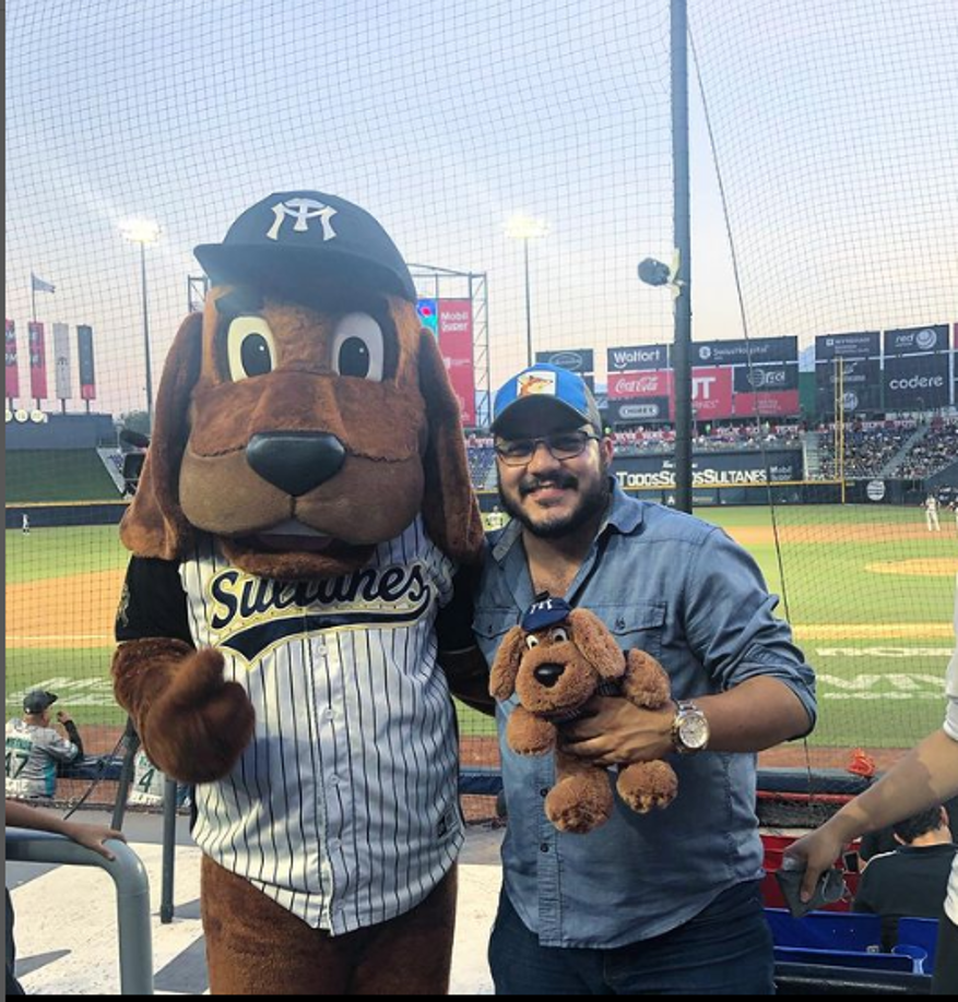 El crimen ocurrió en el momento que el equipo de promociones entregaba vales de pizzas en el estacionamiento de una plaza comercial. 