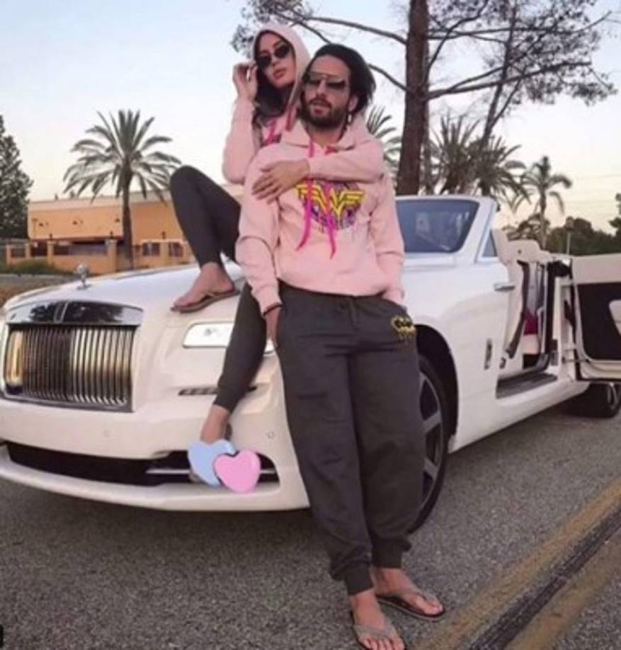 La modelo, de orígenes cubanos, también muestra su lujosa vida al lado de uno de los artistas del momento.