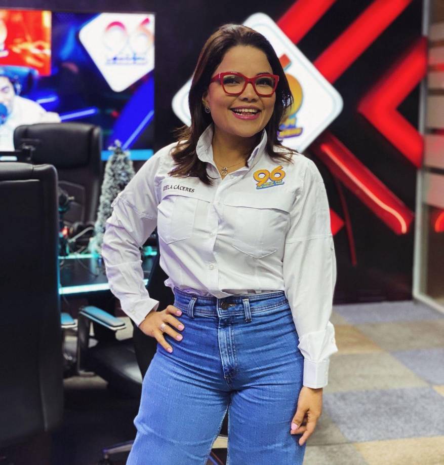 Ariela Cáceres contó que el productor de la radio quiso llevar a Antonio Sandrez para que tuvieran un frente a frente, pero que ella no aceptó porque “ella no está para eso”. 