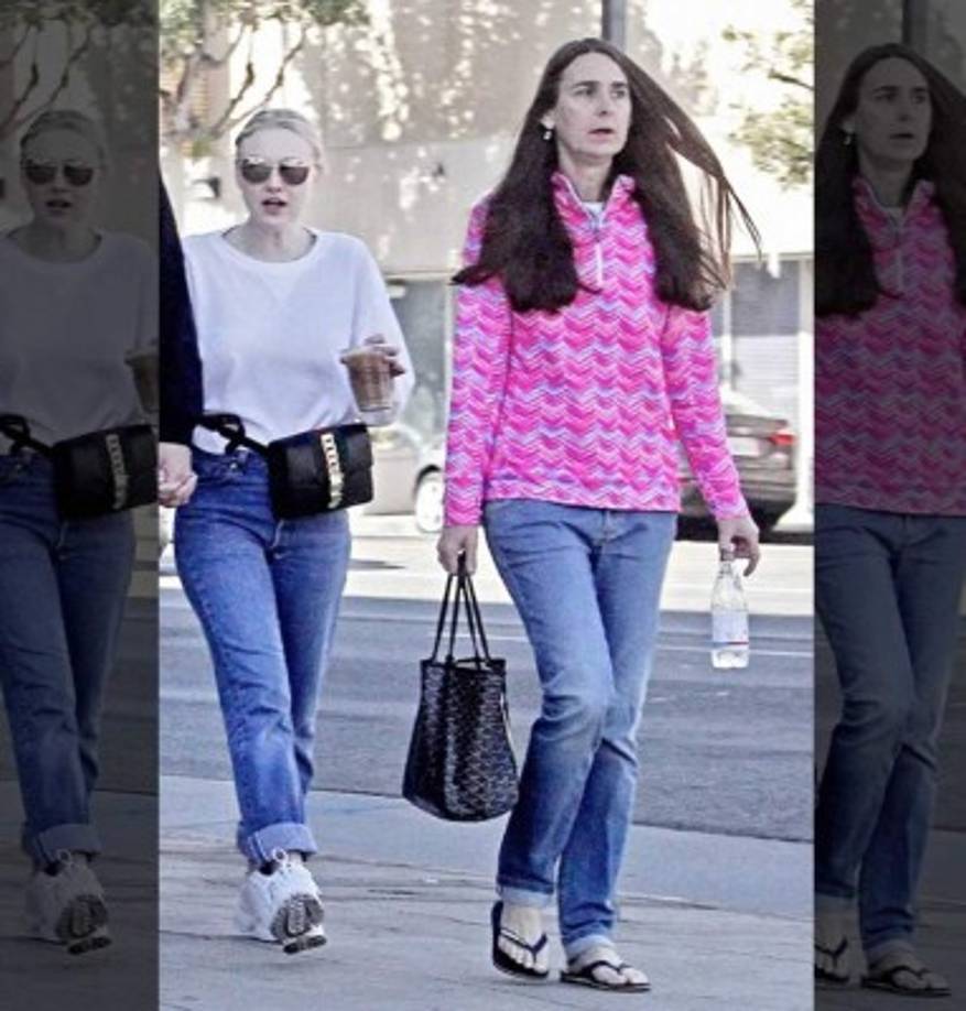 Dakota Fanning<br/>Mamá: Heather Joy Arrington, 50 años<br/><br/>Dakota siempre extraña a su mamá cuando tiene que trabajar, ya que comparten un vínculo especial desde su infancia, ha declarado la actriz al sitio Body Height Weight. <br/><br/>'Todo salió bien cuando empecé en la actuación desde joven. Mi mamá estuvo conmigo. Estaba disfrutando mi trabajo', dice Dakota a The Guardian.