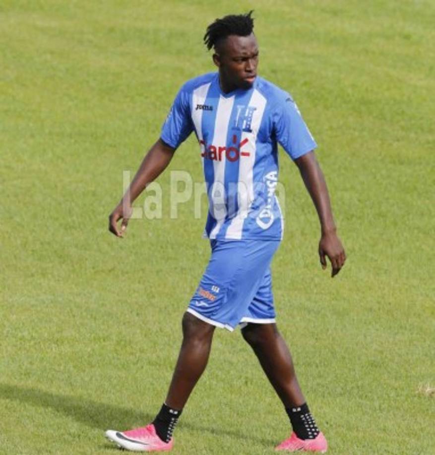 Brazil's forward Neymar (2ndR) stands past his son Davi Lucca during a training session at Yug Sport Stadium, in Sochi, on July 4, 2018, during the Russia 2018 World Cup football tournament. / AFP PHOTO / NELSON ALMEIDA