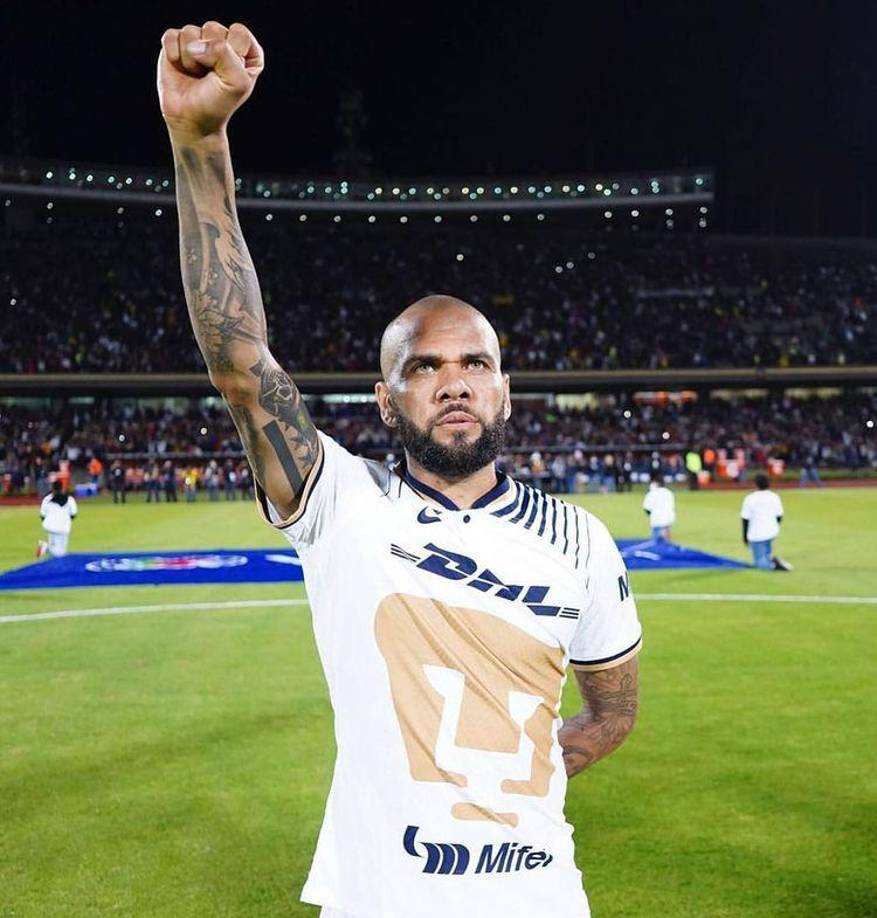  Ella se resistió y él la abofeteó, la levantó del suelo y abusó de ella. Después le dijo que esperara porque él saldría primero del baño.