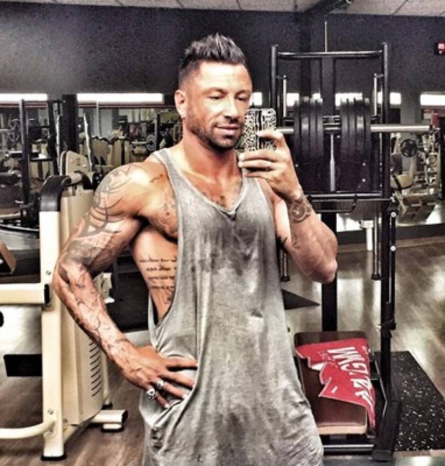 En el pasado, José Mari era delgado y con pelo largo. Ahora posee un cuerpo definido y el cabello muy corto que muestra orgulloso en sus redes sociales.