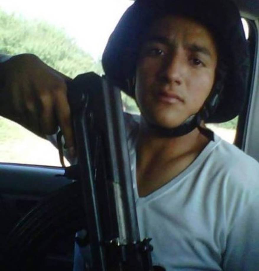 'Puro sicarios del Cartel del Golfo, dando la cara para que vea Chapo Guzmán que no le tenemos miedo', reza el texto.