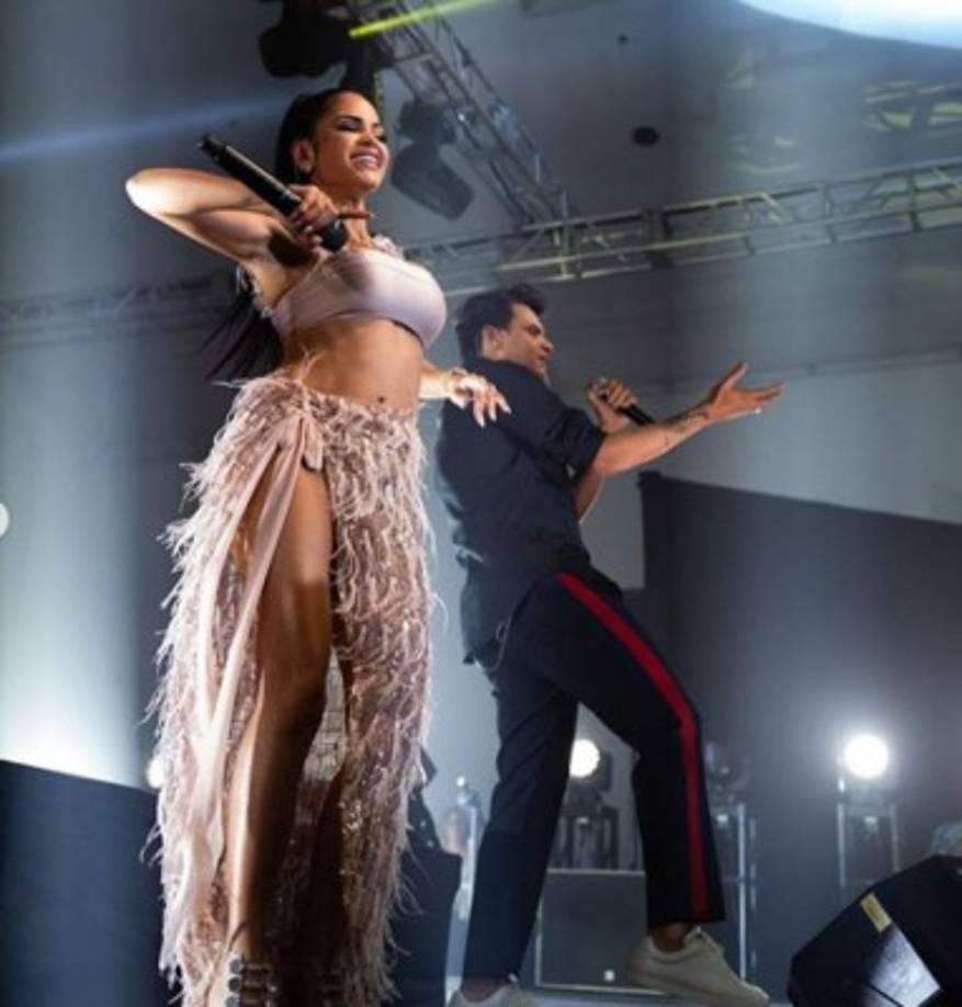 La intérprete de 'Sin Pijama' posó en un yate para la portada de la revista Imagen Miami y desató furor con las imágenes.