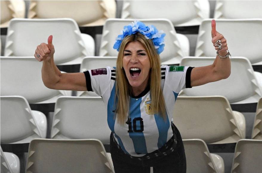 Esta guapa aficionada argentina alentando a su país en el Mundial de Qatar 2022.