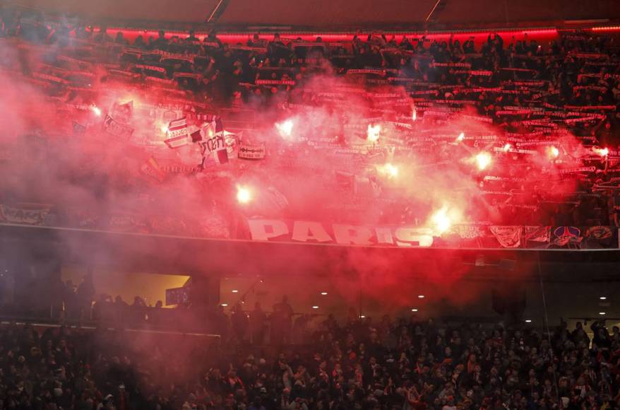 Aficionados del PSG también se hicieron sentir en las gradas del Allianz Arena.