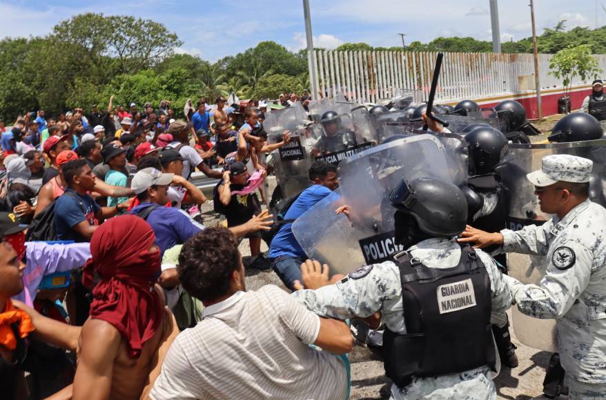 Cientos de migrantes se enfrentaron a agentes de la Guardia Nacional en el municipio mexicano de Huixtla, estado de Chiapas, donde los sin papeles lograron ingresar por la fuerza a las oficinas del Instituto Nacional de Migración (INM) en el lugar.