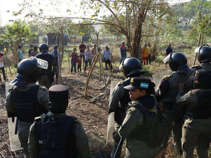 La Policía Municipal procedió a realizar el desalojo en el bordo o la Palizada, no hubo resistencia, pero sí malestar.