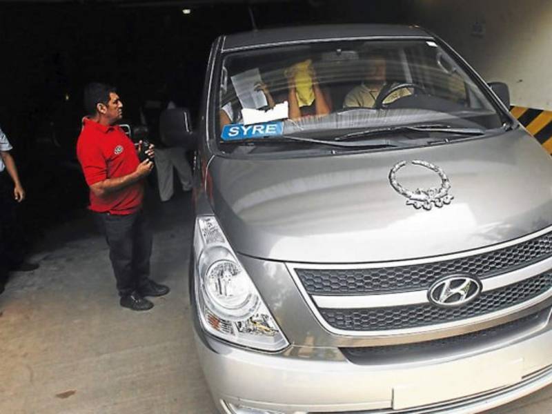 Dos mujeres que retiraron el cuerpo de Orlando Alexander Berríos Escoto se cubrieron el rostro para evitar ser identificadas.