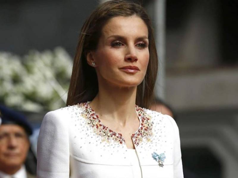 La nueva reina consorte, Letizia de España, se decanta por la sencillez. Su modista de cabecera Felipe Varela la viste de discreción.
