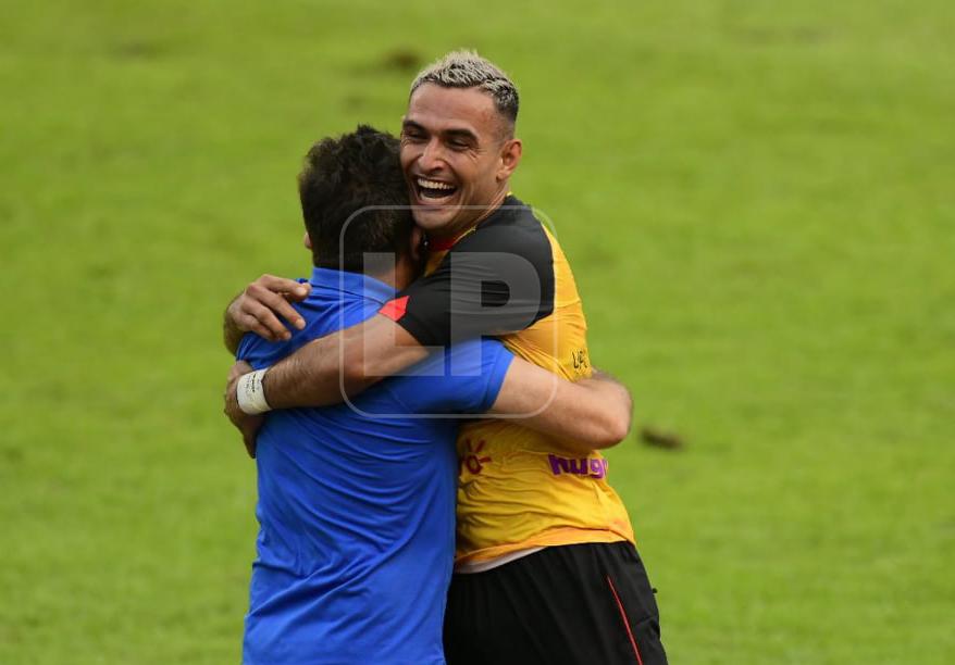Omar Rosas anotó el gol de la victoria y lo festejó con su entrenador Héctor Vargas que le dio la oportunidad de ser titular y no lo defraudó.