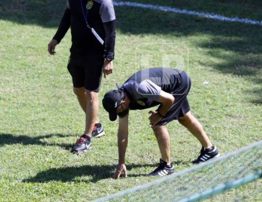 El entrenador mexicano Raúl 'Potro' Gutiérrez tocando como estaba el césped del Yankel al entrar al estadio.